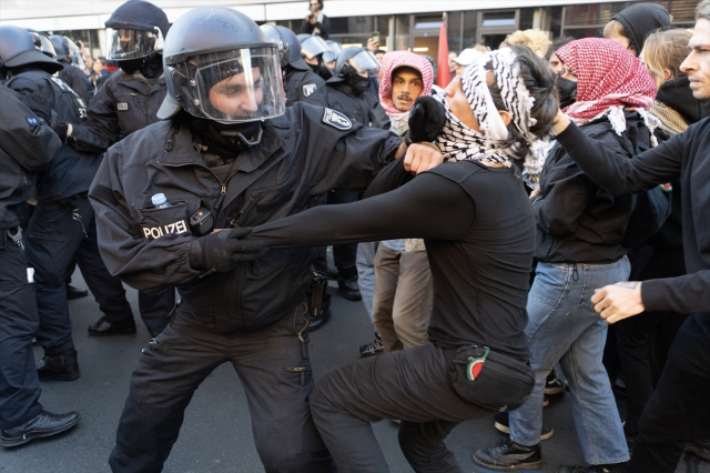 Polisin Müdahalesi ve Göstericilerin Tepkisi
