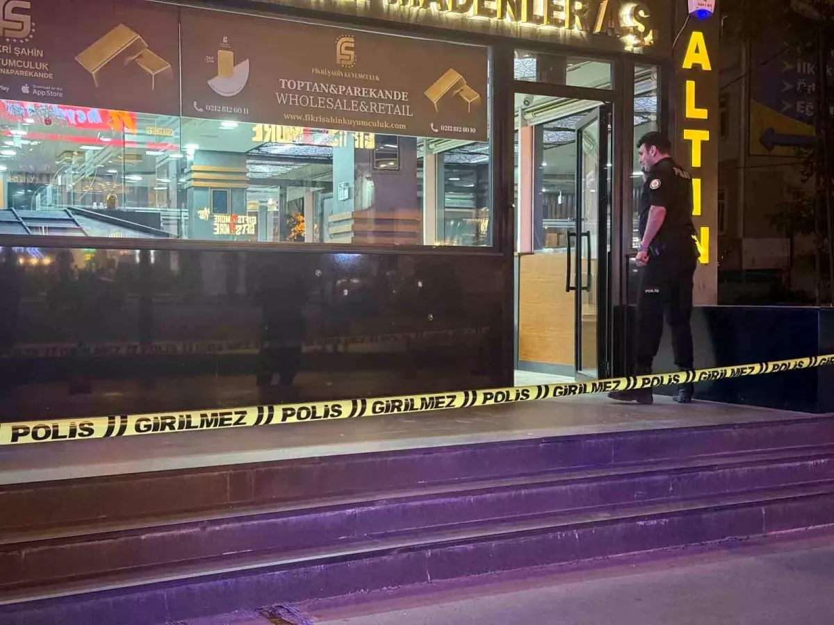 Beylikdüzü’nde Motosikletli Silahlı Saldırı Anı Güvenlik Kamerasında