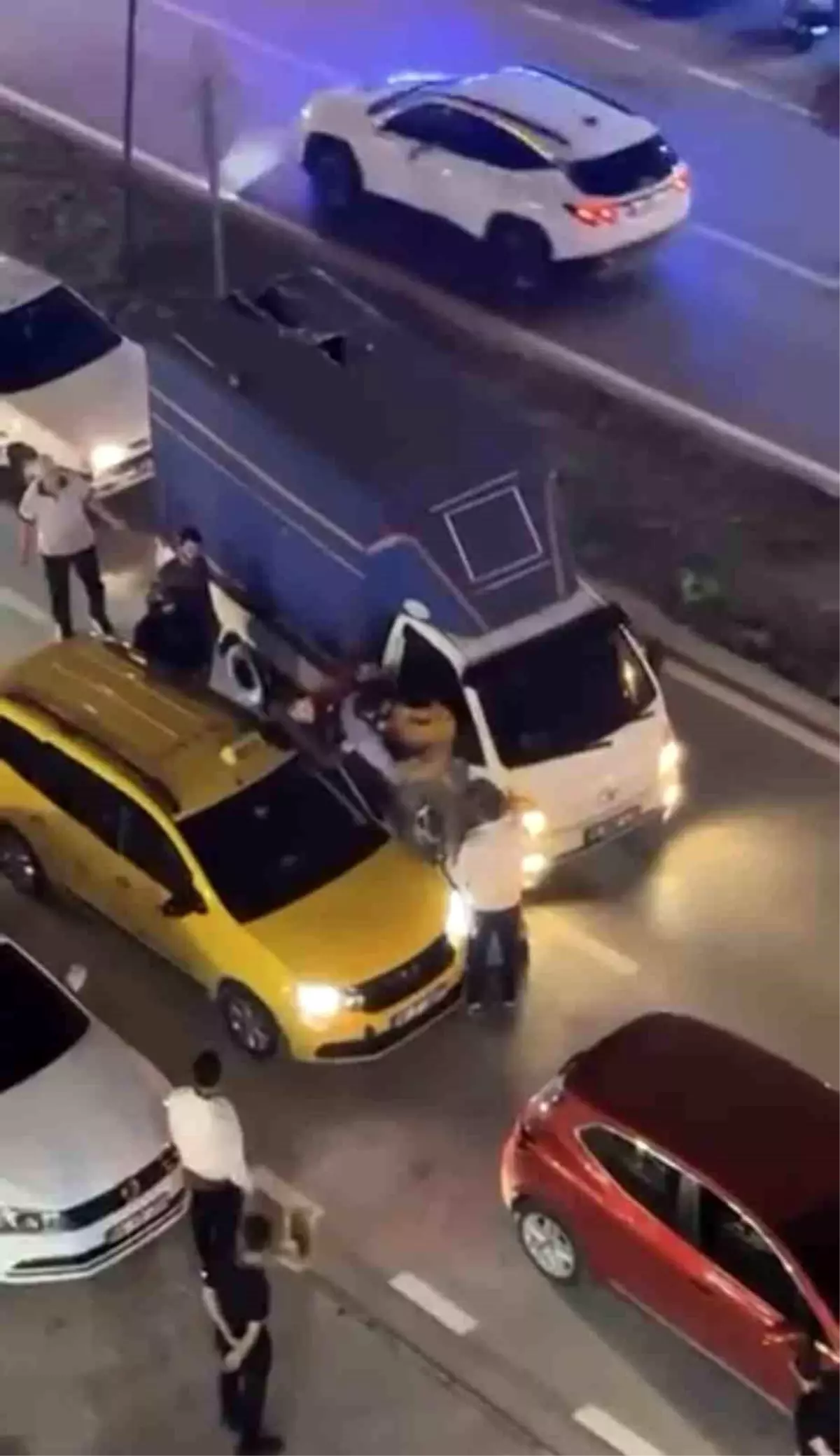 Bursa’da Trafikte Çıkan Kavgada Sürücüler Araçlarını Bırakıp Çatıştı