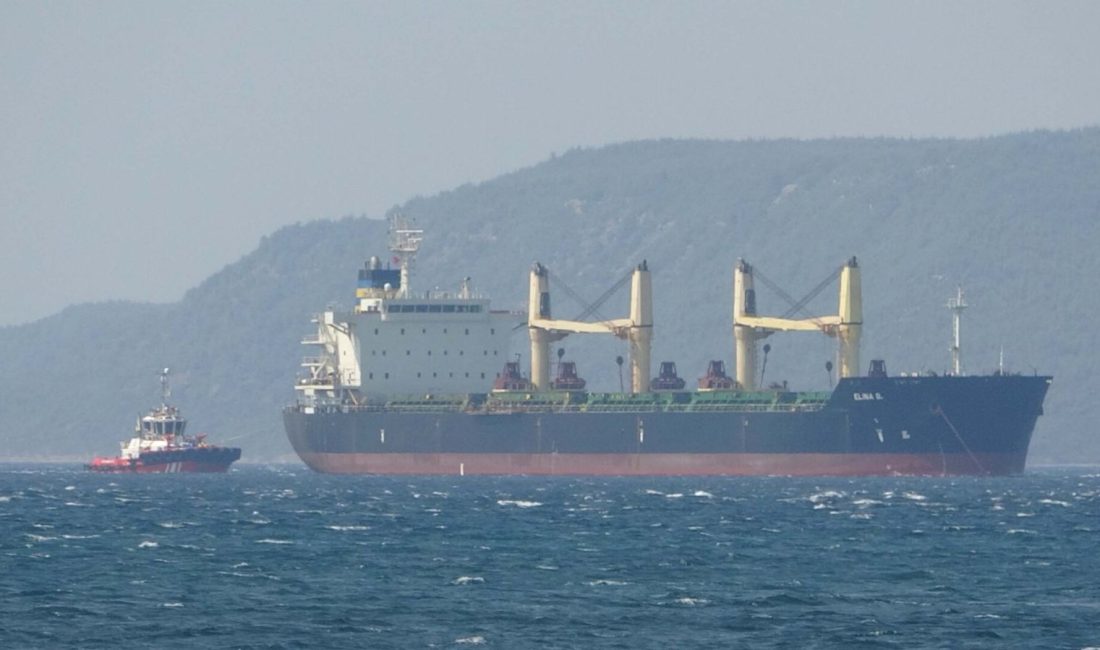 Çanakkale Boğazı'nda Malta bayraklı bir