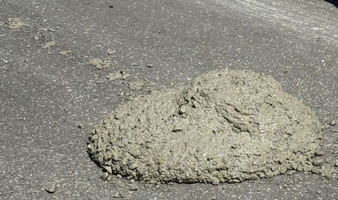 Çevreyi kirleten beton mikseri şoförü cep telefonu kamerasına yansıdı Ankara'da yol ortasına beton