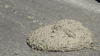 Çevreyi kirleten beton mikseri şoförü cep telefonu kamerasına yansıdı