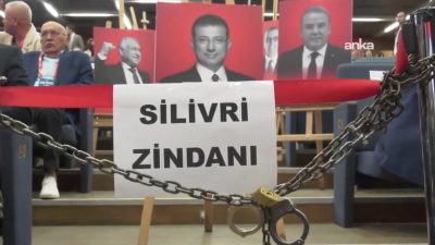 CHP’nin kurultay salonunda zincir ve kelepçeler