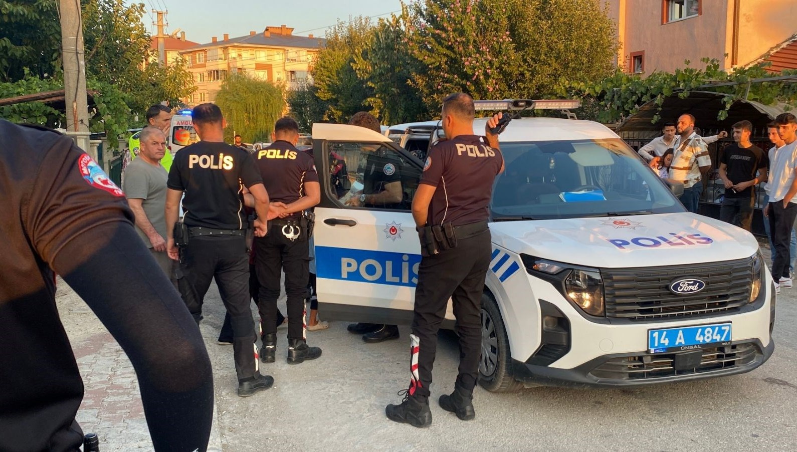 Çocukların hengamesine aileler de karıştı: 3 yaralı