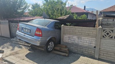 Denetimden çıkan araba bahçe duvarına girdi