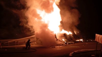 Devrilip alev alan TIR’ın sürücüsü yanarak can verdi