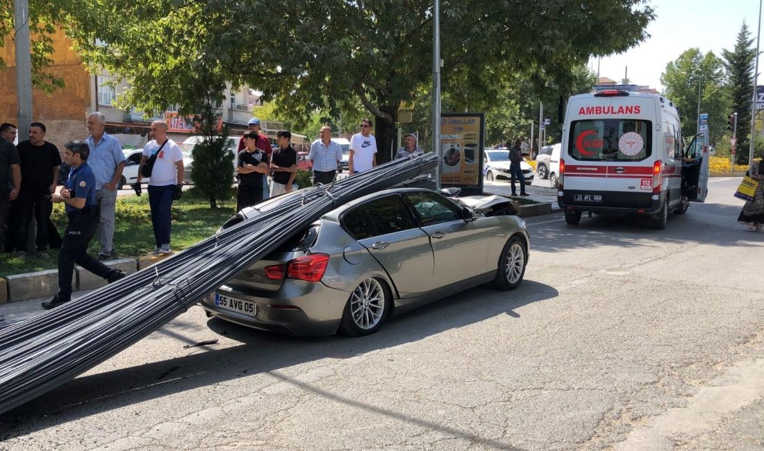 Elazığ'da inşaat demiri yüklü