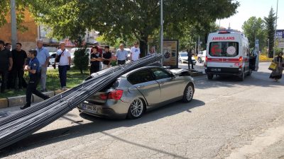 Elazığ’da araç tonlarca demirin altında kaldı: 2 yaralı