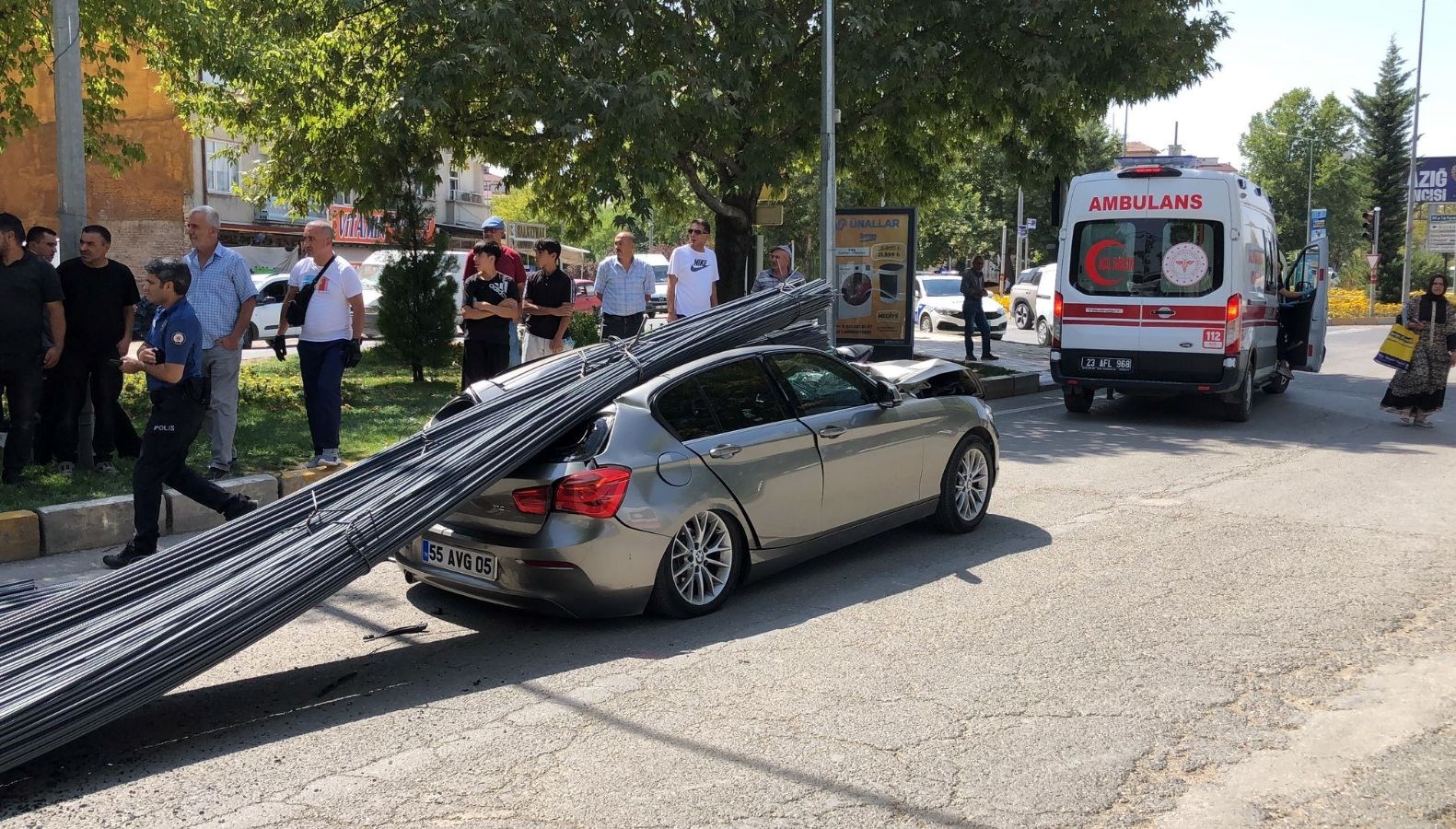 Elazığ’da araç tonlarca demirin altında kaldı: 2 yaralı