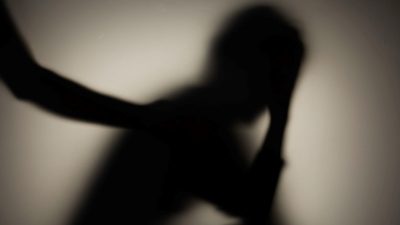 Eşini “teni koyu olduğu için” yakarak öldürdü: İdam edilecek