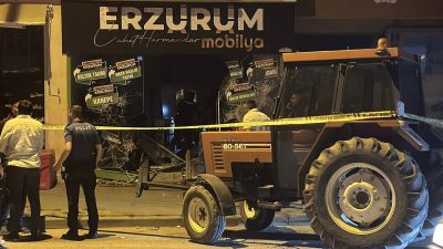 Esnaf arbedesinde traktörle dükkana daldı