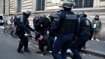 Fransa’da polis, genci tokatladı: Soruşturma başlatıldı