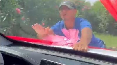 Gelin arabasının güç anları: Aracın üzerine yattı