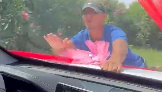 Adana'da gelin arabasının kaputuna