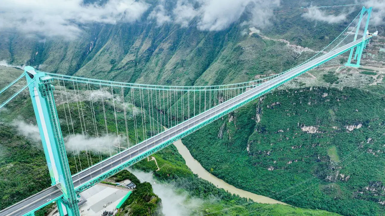 Guizhou’nun Yeni Mühendislik Harikası: Huajiang Büyük Kanyon Köprüsü