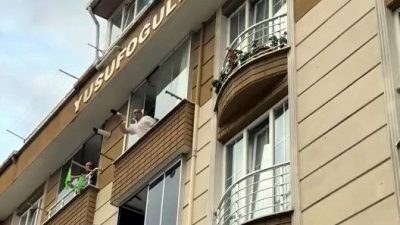 Gürültü yapan çocuklara camdan soğan attı