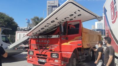 Hafriyat kamyonu taraf levhasını devirdi