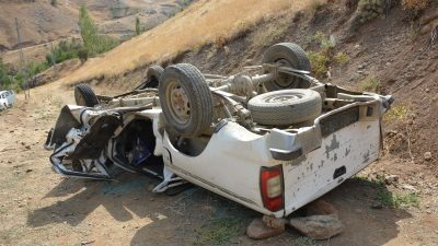Hakkari’de şarampole devrilen pikaptaki 2 kişi öldü, 1 kişi yaralandı
