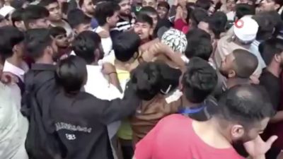 Hindistan’da ‘iPhone 17’ kuyruğunda birbirlerine girdiler