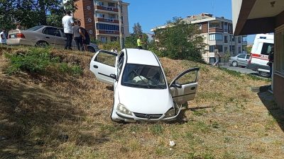 İki araba çarpıştı biri yoldan çıktı: 1 kişi yaralandı