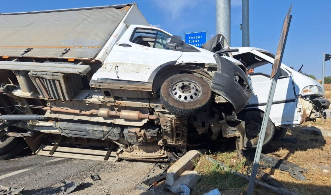 Çorum'da iki kamyonetin çarpıştığı kazada