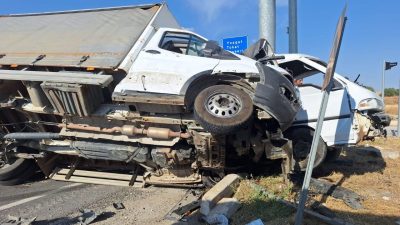 İki kamyonet çarpıştı: 5 kişi yaralandı