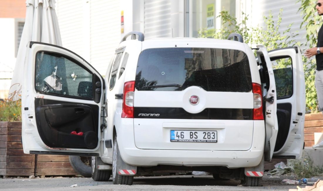 Van'da araçlarında oturan iki