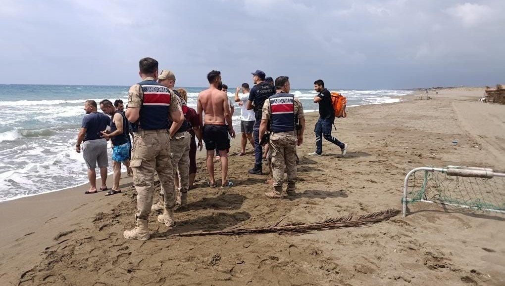 Hatay'da serinlemek için denize