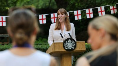 İngiltere Başbakan Yardımcısı eksik mesken vergisi nedeniyle istifa etti