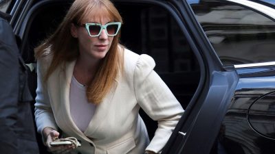 İngiltere’de hükümet krizi: Başbakan yardımcısı eksik vergi ödediğini kabul etti