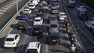 İstanbul trafiğinde son durum: Trafik adım adım ilerliyor