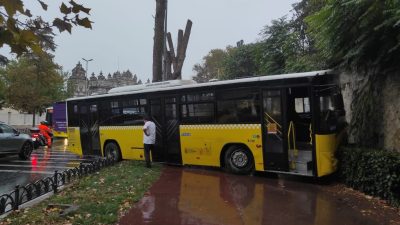 İstanbul’da İETT otobüsü motosiklete çarptı