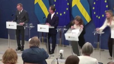 İsveçli bakan basın toplantısında bayıldı