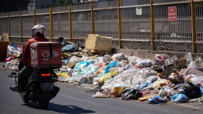 İzmir Buca’da toplanmayıp biriken çöpler makûs kokuya neden oluyor