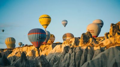 Kapadokya’da balon çeşitlerine sağanak pürüzü