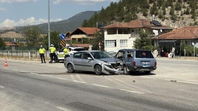 Karabük’te iki araç çarpıştı: Altı yaralı