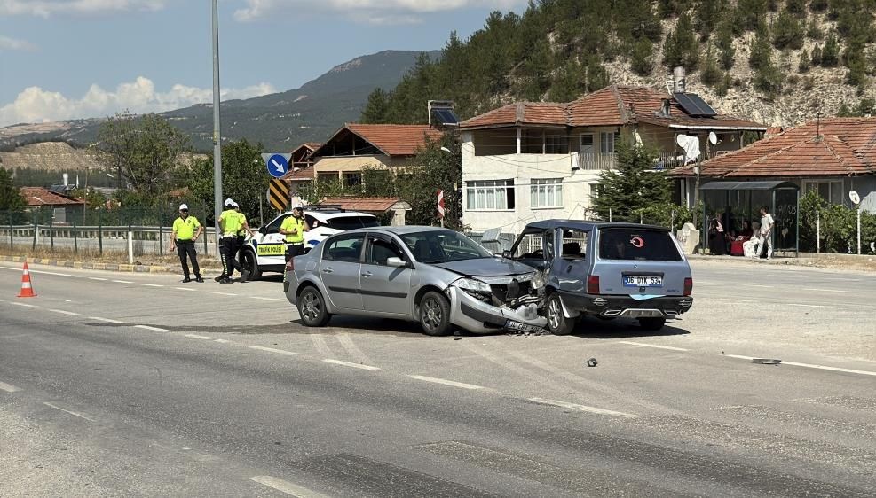 Karabük'te iki aracın çarpışması
