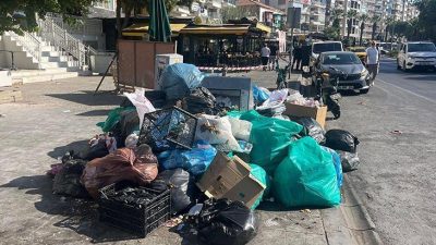 Karşıyaka’da 6 aydır maaş alamayan emekçiler iş bıraktı, sokaklar çöplerle doldu