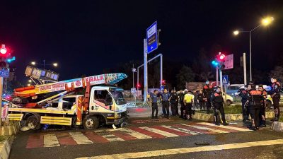 Kaza yapıp akrabalarını aradılar: 3 yaralı