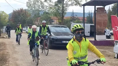 Kınık Köyüne Ulaşan Bisikletçilerin Keyifli Doğa Yürüyüşü ve Festival Katılımı