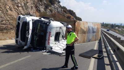Kocaeli’nde yağ yüklü TIR devrildi: D-100’de kuyruk oluştu