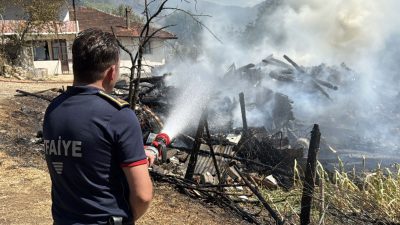 Konutta çıkan yangın ormana sıçradı: Takımların müdahalesi sürüyor