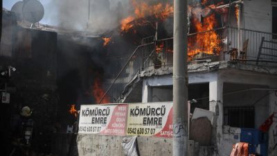 Konutunu yaktı: Oturup yangını izledi