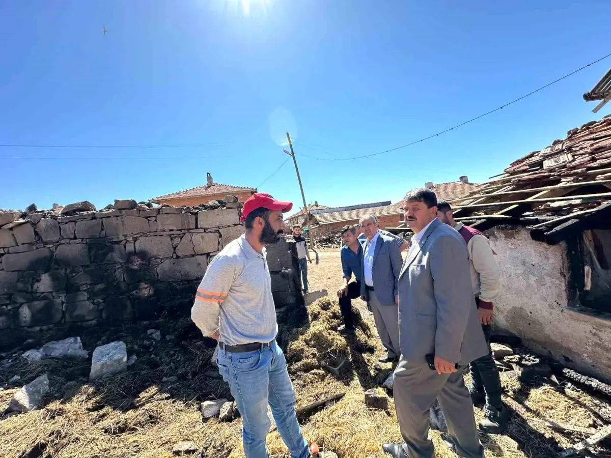 Kozluca Köyünde Yangın Hasarını Ziyaret Eden Yetkililer