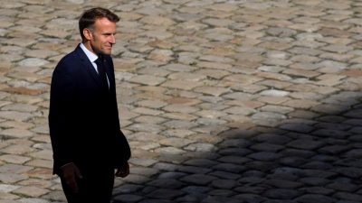 Macron’un beşinci kabusu: Fransa’da hükümet düştü, artık ne olacak?