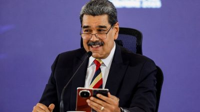 Maduro “dinlenemeyen” telefonunu gösterdi