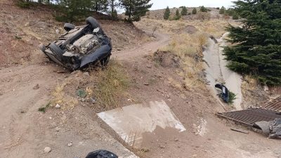 Malatya’da otomobil drenaj kanalına düştü