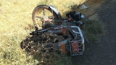 Mardin’de motosiklet ile hafif ticari araç çarpıştı: Yaralılar var