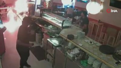 Mayonez bitti diye kafeyi yaktı