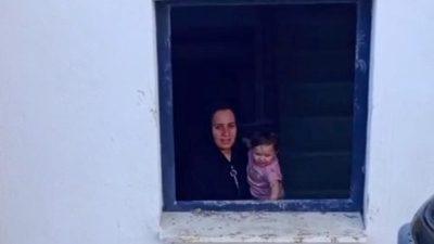 Meskende mahsur kalan çocuk için iş makineli operasyon